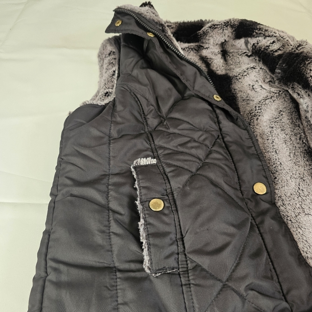 Black Quilted Faux Fur Lined Vest Gold Snaps - Picture 7 of 11